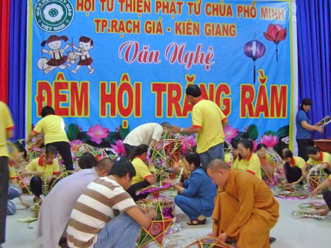 hoa hau bich lien tang qua cho hoc sinh ngheo 2012