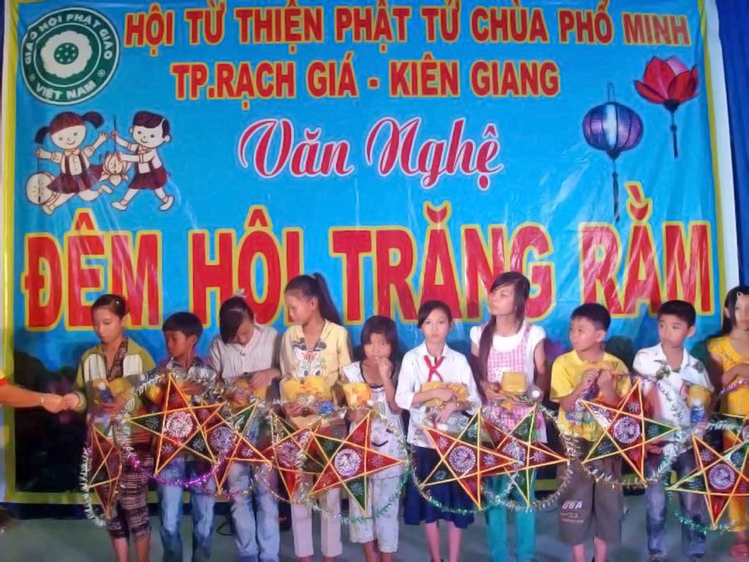 hoa hau bich lien tang qua cho hoc sinh ngheo 2012